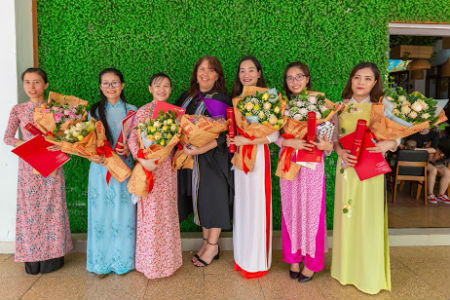 Anne Moylan with neonatal nursing students in Vietnam